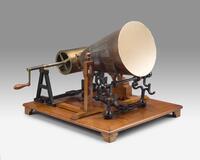 FK 0275
<br/>
Fonautograaf
<br/>
<em>R. Koenig, Parijs</em>